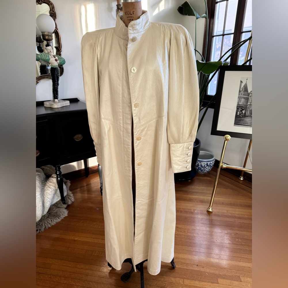 On HOLD Vintage 80* Cream/ White Long Maxi Oversized Leather Coat 🧥